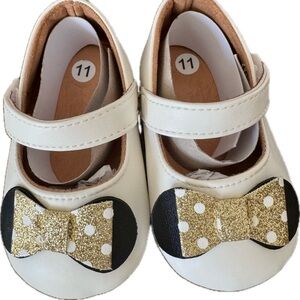 New With Tags Minnie Mouse Velcro Shoes (12-18 Months)